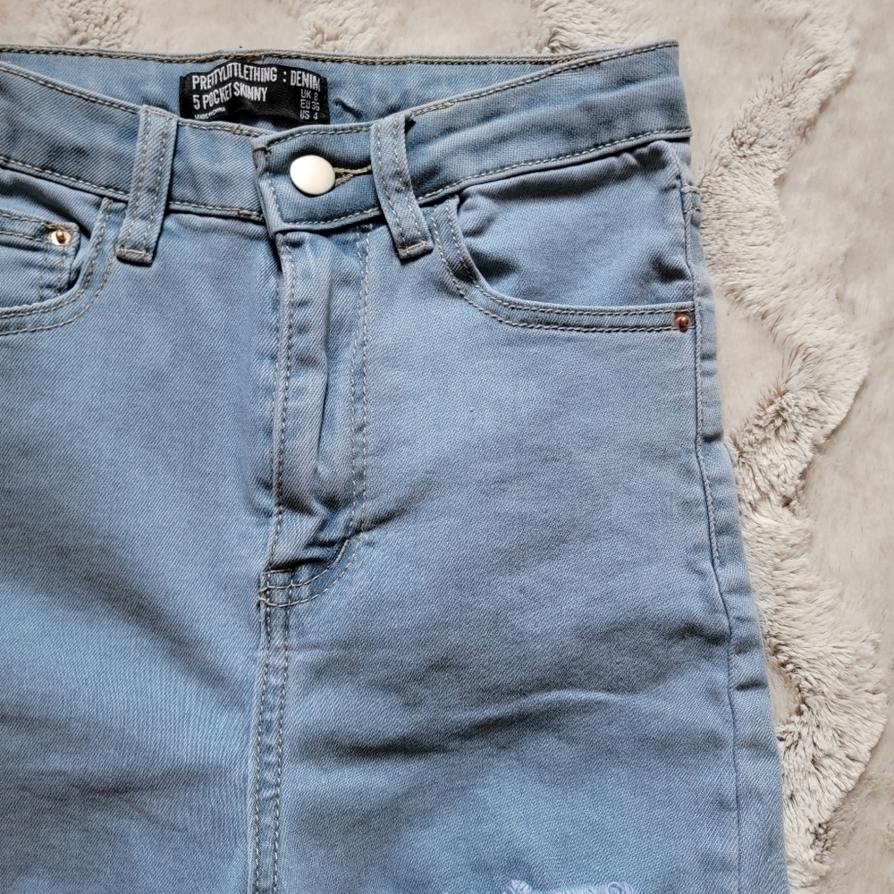 PrettyLittleThing Light Wash Open Distress Thigh 5Pocket Skinny Jean NWT 4 - Picture 9 of 16